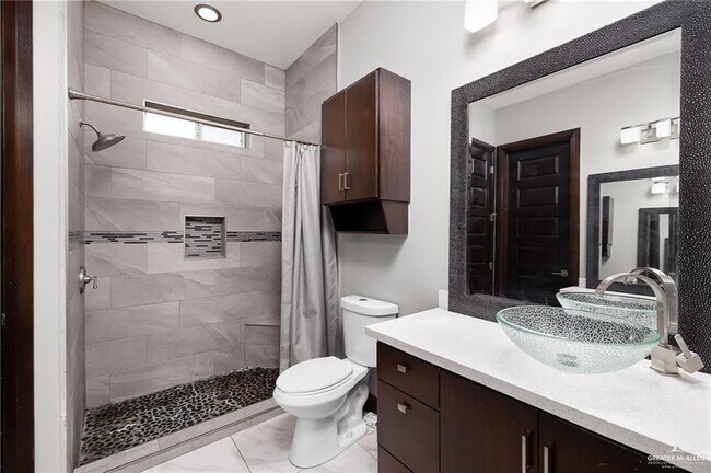 Building Photo - 11 Leandro St