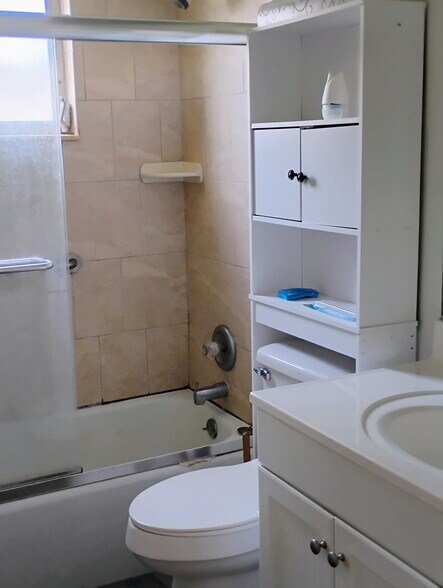 Bath room between bdrms - 2831 Swifton Dr