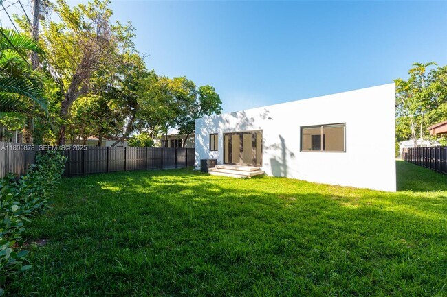 Building Photo - 120 NE 49th St