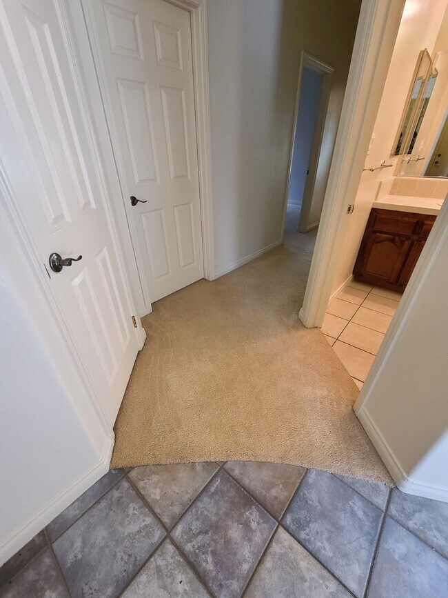 Building Photo - 4/2 bathroom located close to schools, sho...