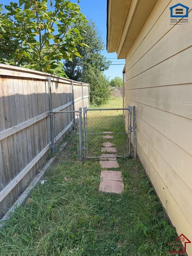 Building Photo - 2811 NW 21st Pl