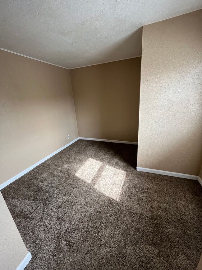 Building Photo - 3 bedrooms available NOW! Move In Special Offering Half OFF 1st Month's Rent!