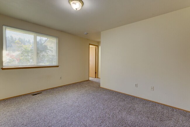 Building Photo - 3 Bed 2 Bath House with all new flooring!