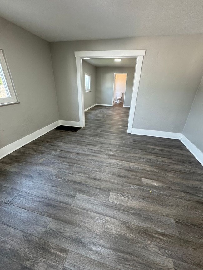 Building Photo - 4 Bedroom 2 Bath in Mckees Rocks!