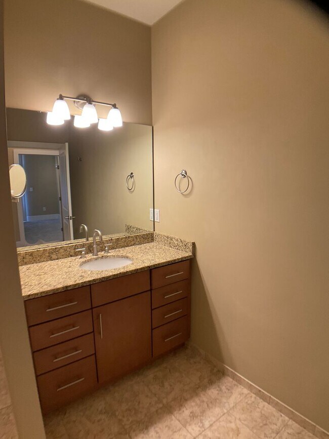 Building Photo - Upscale Condo in Popular Davis Park!