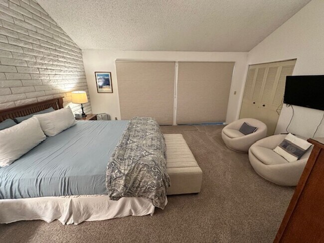 Building Photo - Condo with beautiful channel views and boa...