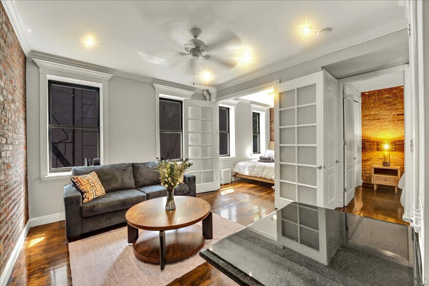 Building Photo - 346 E 18th St