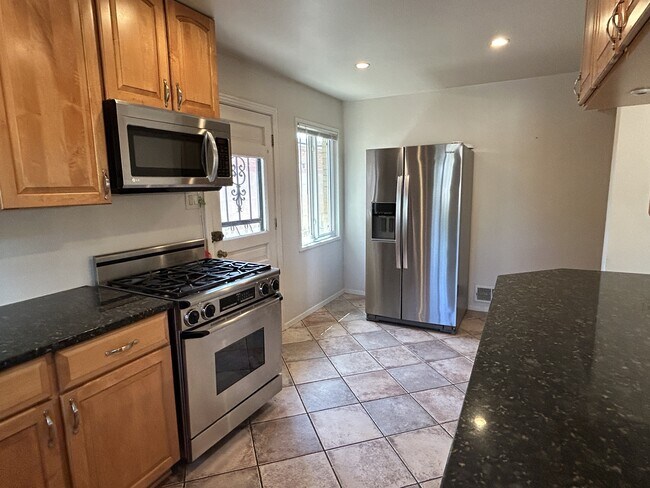 Building Photo - 2712 Palomas Dr NE