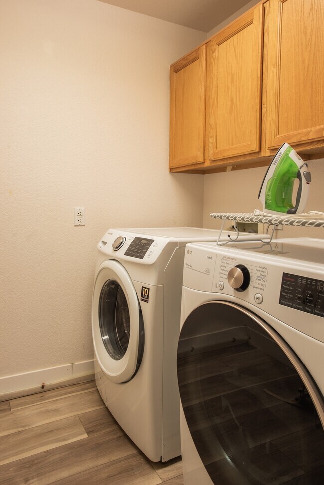 Building Photo - 5924 E Woodridge Dr