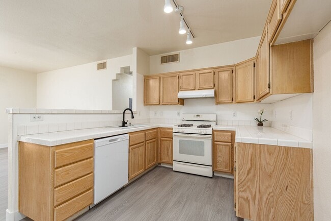 Building Photo - Move-in ready ground-floor 2 bed, 2 bath