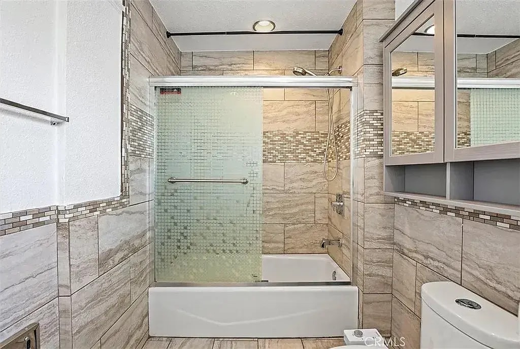 shower - 418 E 14th St