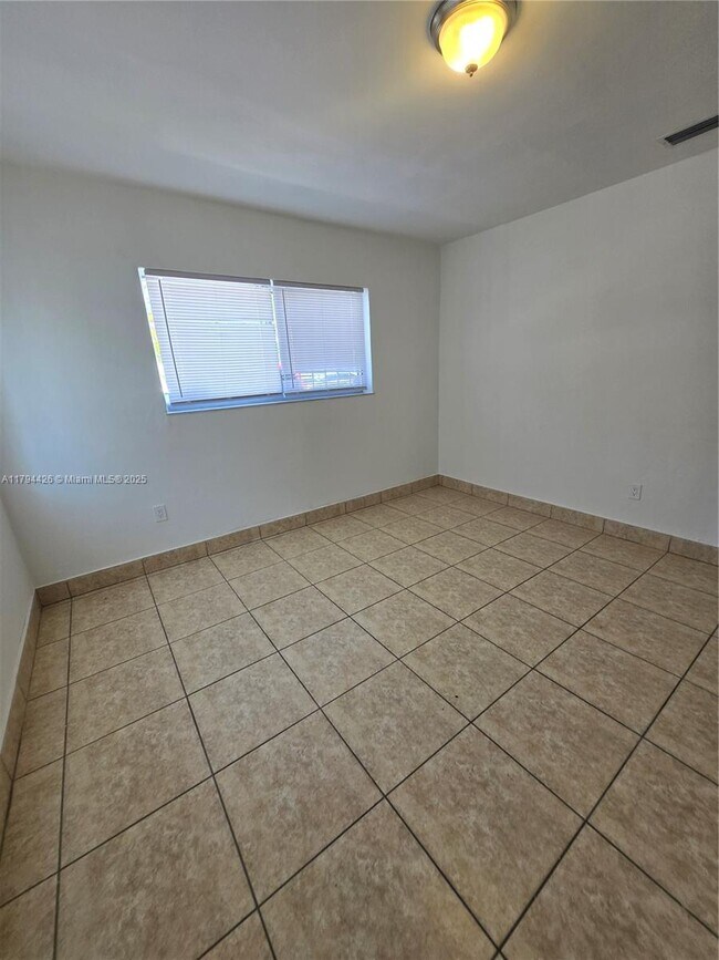 Building Photo - 3110 NW 19th Ave