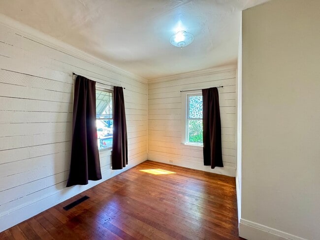 Building Photo - 2 Story home close to downtown