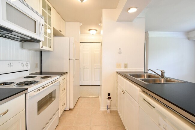 Building Photo - 102 Chesterfield Ln