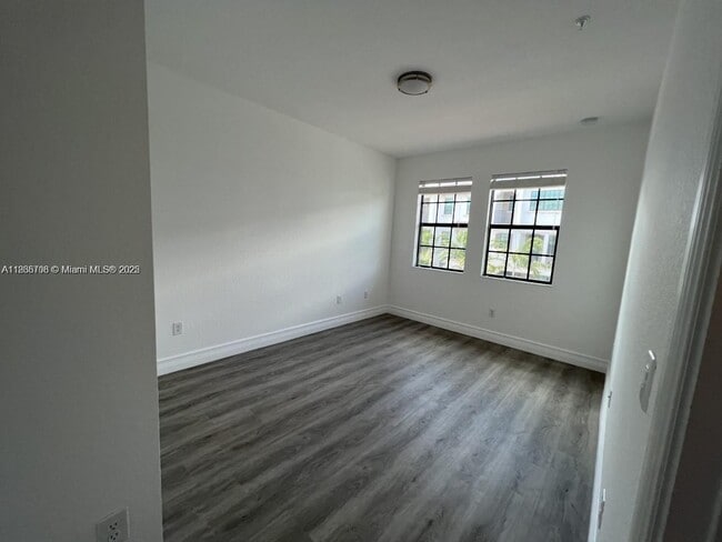 Building Photo - 11539 SW 13th Dr