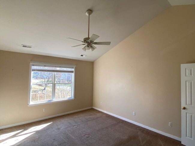 Building Photo - Great location In Mechanicsville! Three bedrooms plus bonus room/fourth bedroom, 2.5 baths and ga...