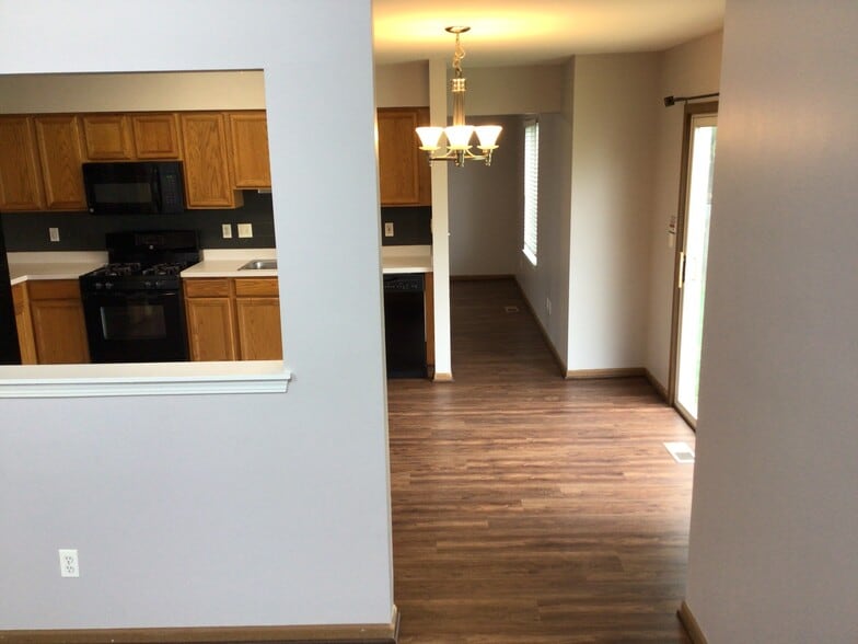 Building Photo - 13843 S Petersburg Dr
