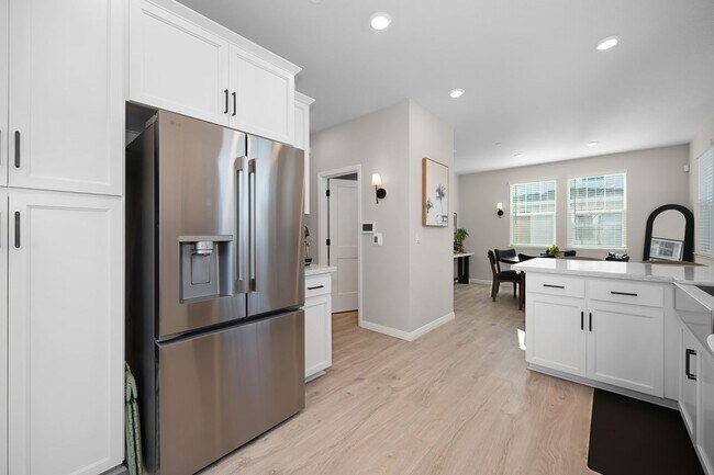 Building Photo - Beautiful 3 Bedroom Home with Updated Finishes & 2-Car Garage!