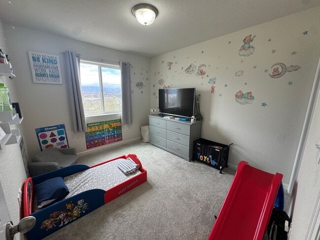 Building Photo - Stylish 3-Bedroom Townhome with Mountain Views & 2-Car Garage