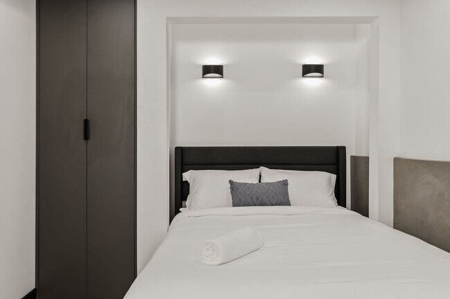 Building Photo - A 5 bedroom, 4 bathroom Fully Furnished Apartment at 1515 1/2 Selby Ave.