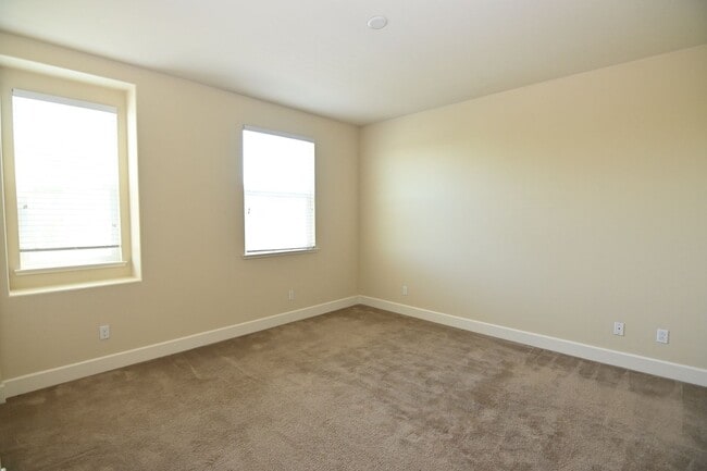 Building Photo - Tralee Village-Tri-Level Townhome, Modern ...