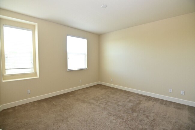 Building Photo - Tralee Village-Tri-Level Townhome, Modern Finished, Community Amenties (580 & Hopyard)