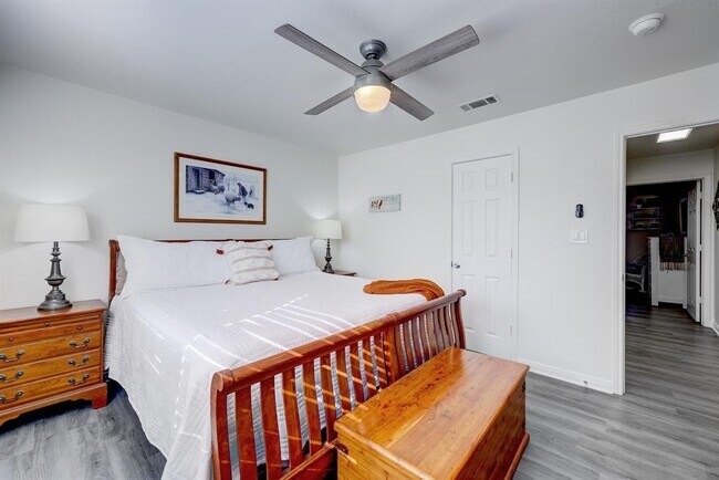 Building Photo - 358 Shady Bluff Dr