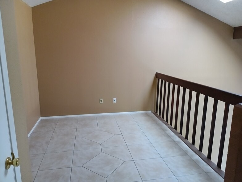 Open cute loft - 13443 Garden Grv