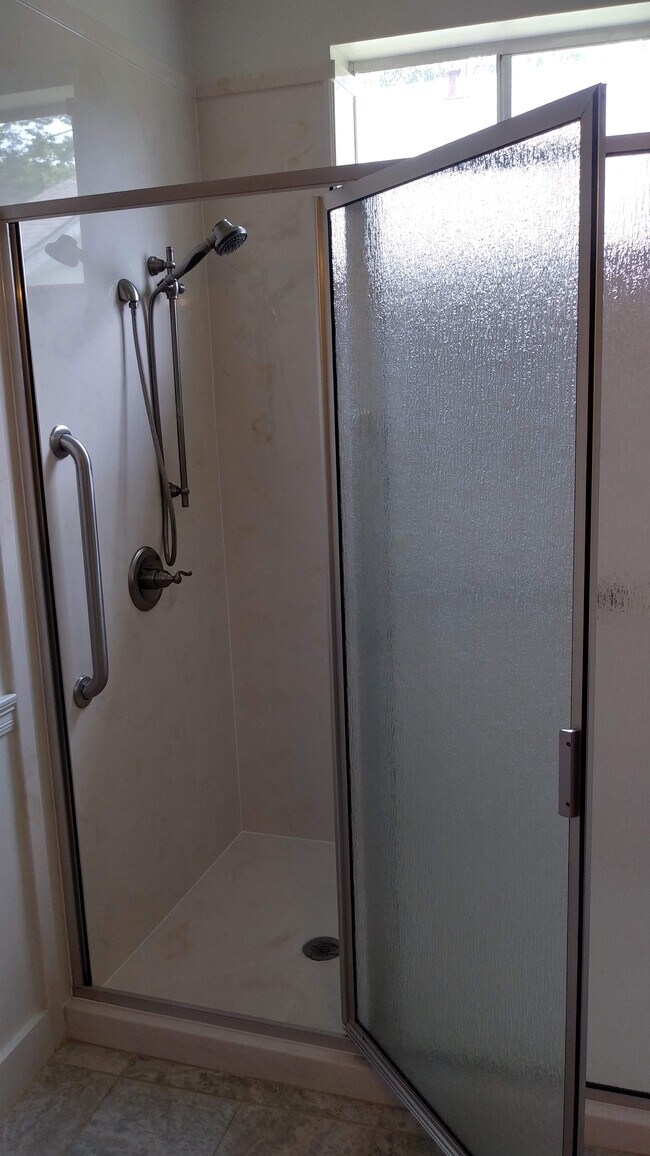 4ft x 8ft Walk In Shower - 112 N Division St