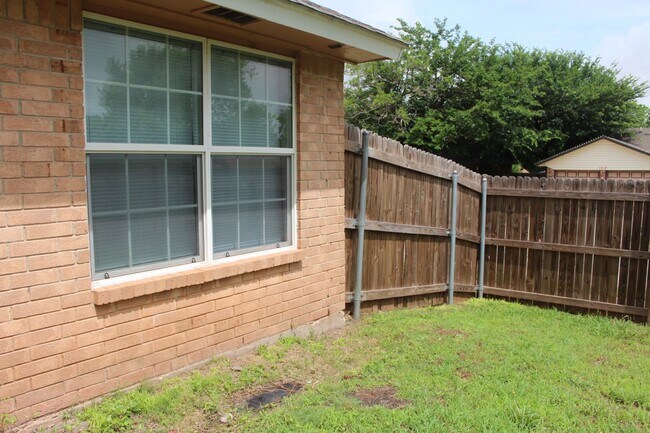 Building Photo - 3 bed 2 bath