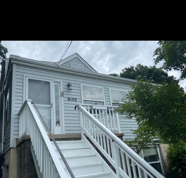 Unit 6, house - 8108 Greenwood Ave