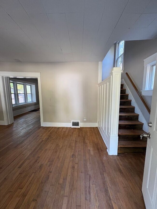 Building Photo - Four bedroom one bathroom home for rent