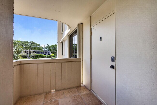 Building Photo - 136 Lakeshore Dr