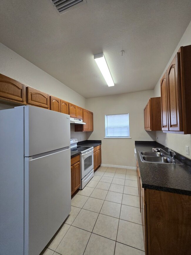 Building Photo - 2/2 ( Eagle Trace) Charming, updated townh...