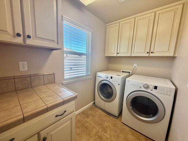 Building Photo - Charming 4 Bedroom Home in Springlake