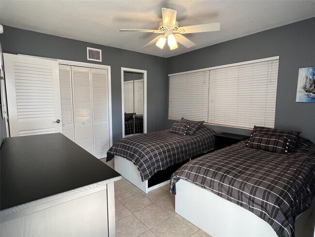 Building Photo - 999 N Riverside Dr