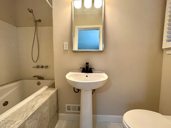 Building Photo - 900 Stanfield Dr