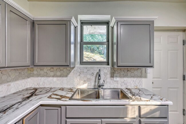 Building Photo - Fully Renovated 3 Bedroom, 1 Bathroom Townhouse