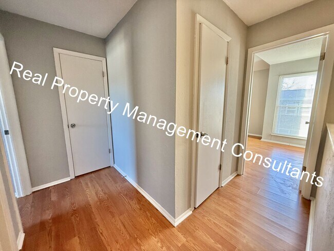 Building Photo - Updated 3-Bedroom Townhome Live Deposit Free with Obligo