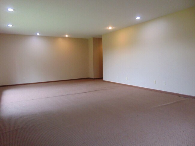 Building Photo - Amazing 3 Bed 2 Bath Country Home With Fab...