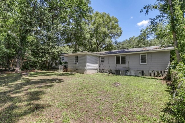 Building Photo - 4 bed 2 bath house, Walk to Stadium!! Available July 2026