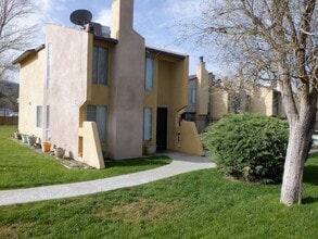 Building Photo - Coming Soon! Charming Corner Unit in Stallion Springs