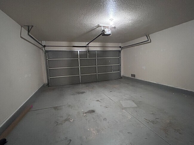 Building Photo - Northeast 3/2 with New Bedroom Floors & Covered Patio