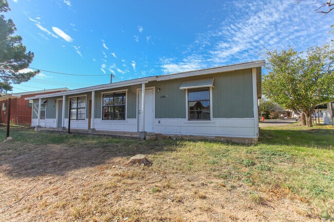 Building Photo - 1406 Goliad St