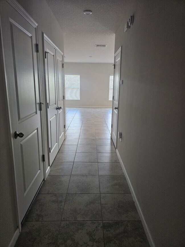 Building Photo - 3 bed 2 bath single family home