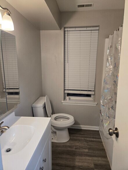 Building Photo - 2645 N Charles St