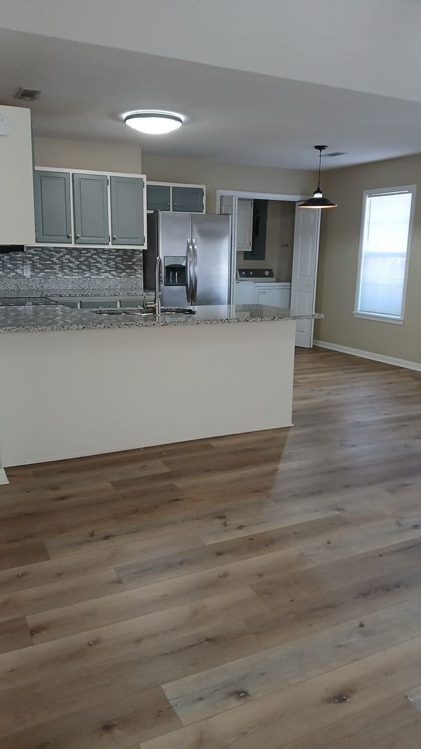 Building Photo - 3 Bed/ 3 Bath located just off South Lamar...