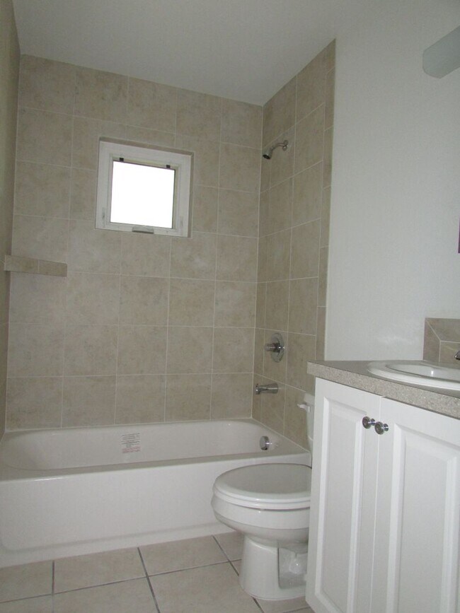 Building Photo - 1105-1107 Baker St Duplex