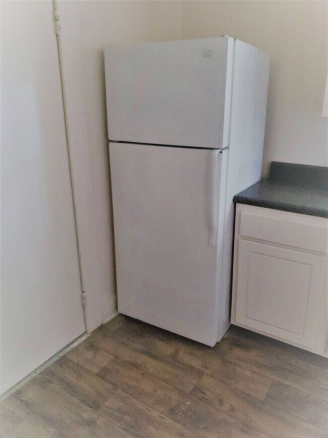 Building Photo - 1500 W 4th St