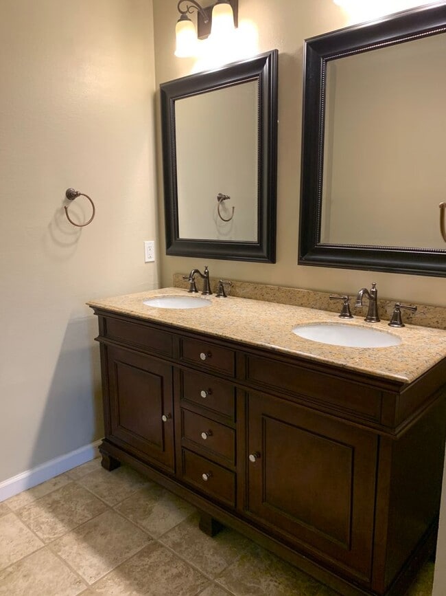 Building Photo - Two-bedroom Tri-Level Condo